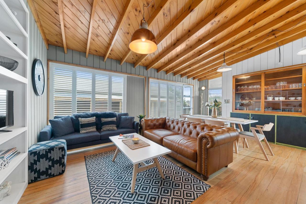 The Walnut Tree House - Martinborough Holiday Home Eksteriør bilde
