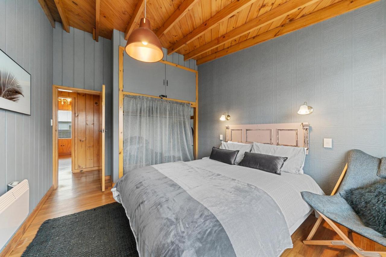 The Walnut Tree House - Martinborough Holiday Home Eksteriør bilde