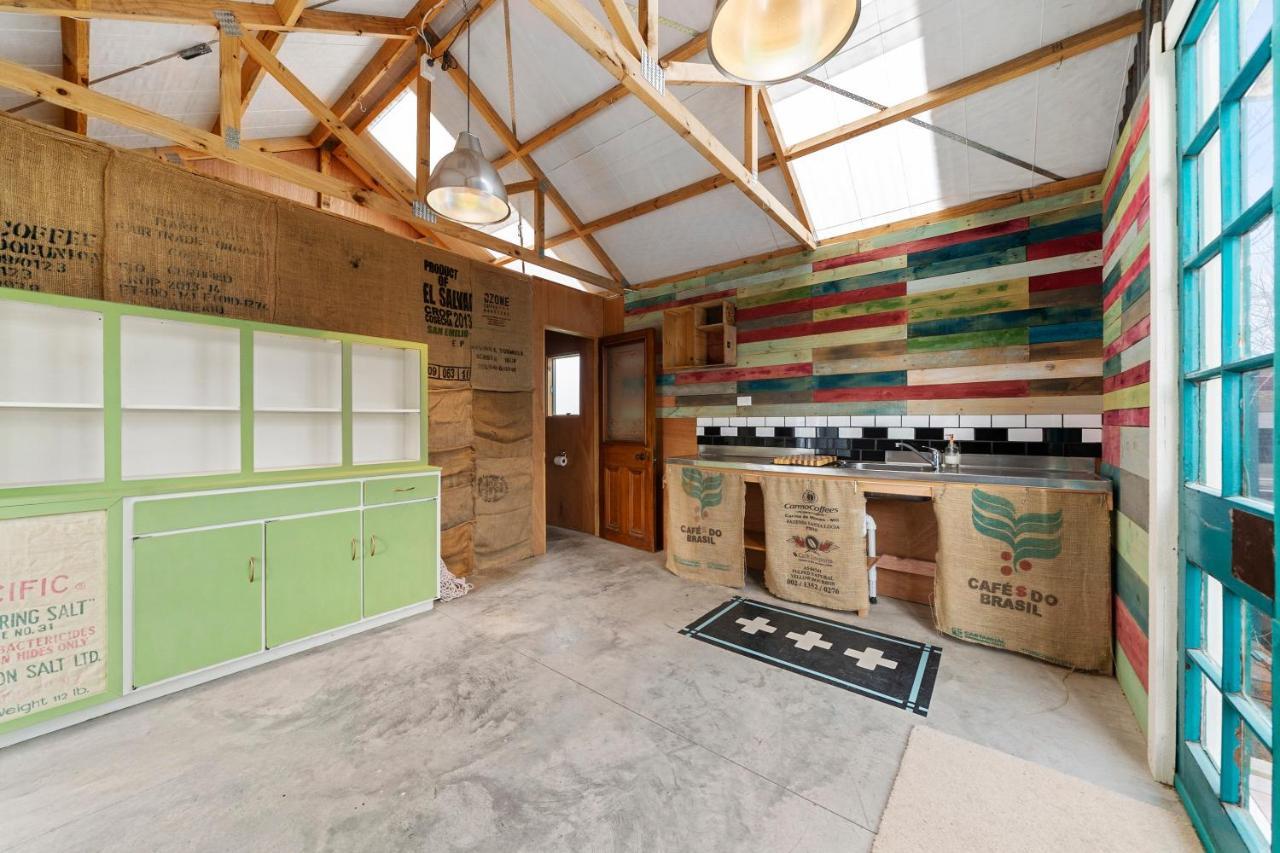 The Walnut Tree House - Martinborough Holiday Home Eksteriør bilde