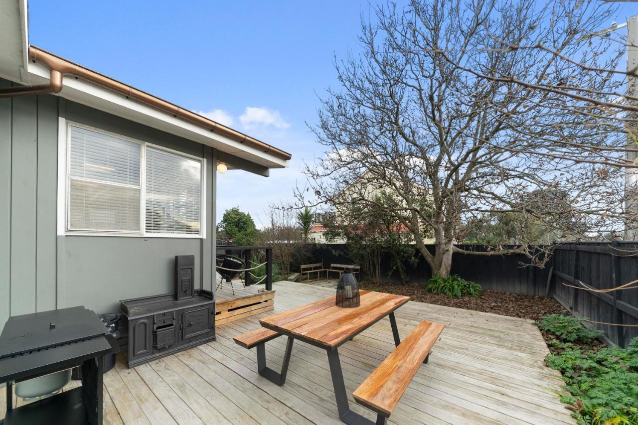 The Walnut Tree House - Martinborough Holiday Home Eksteriør bilde