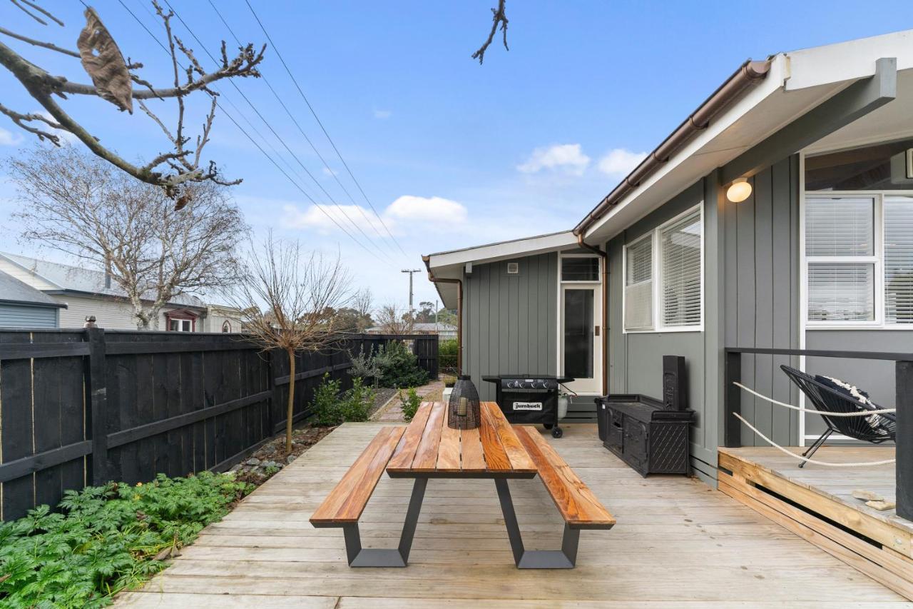 The Walnut Tree House - Martinborough Holiday Home Eksteriør bilde